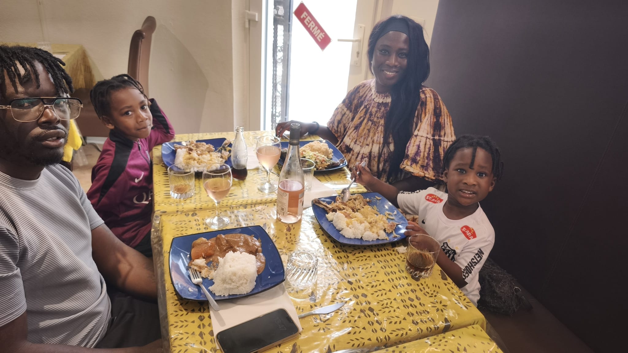 famille au restaurant