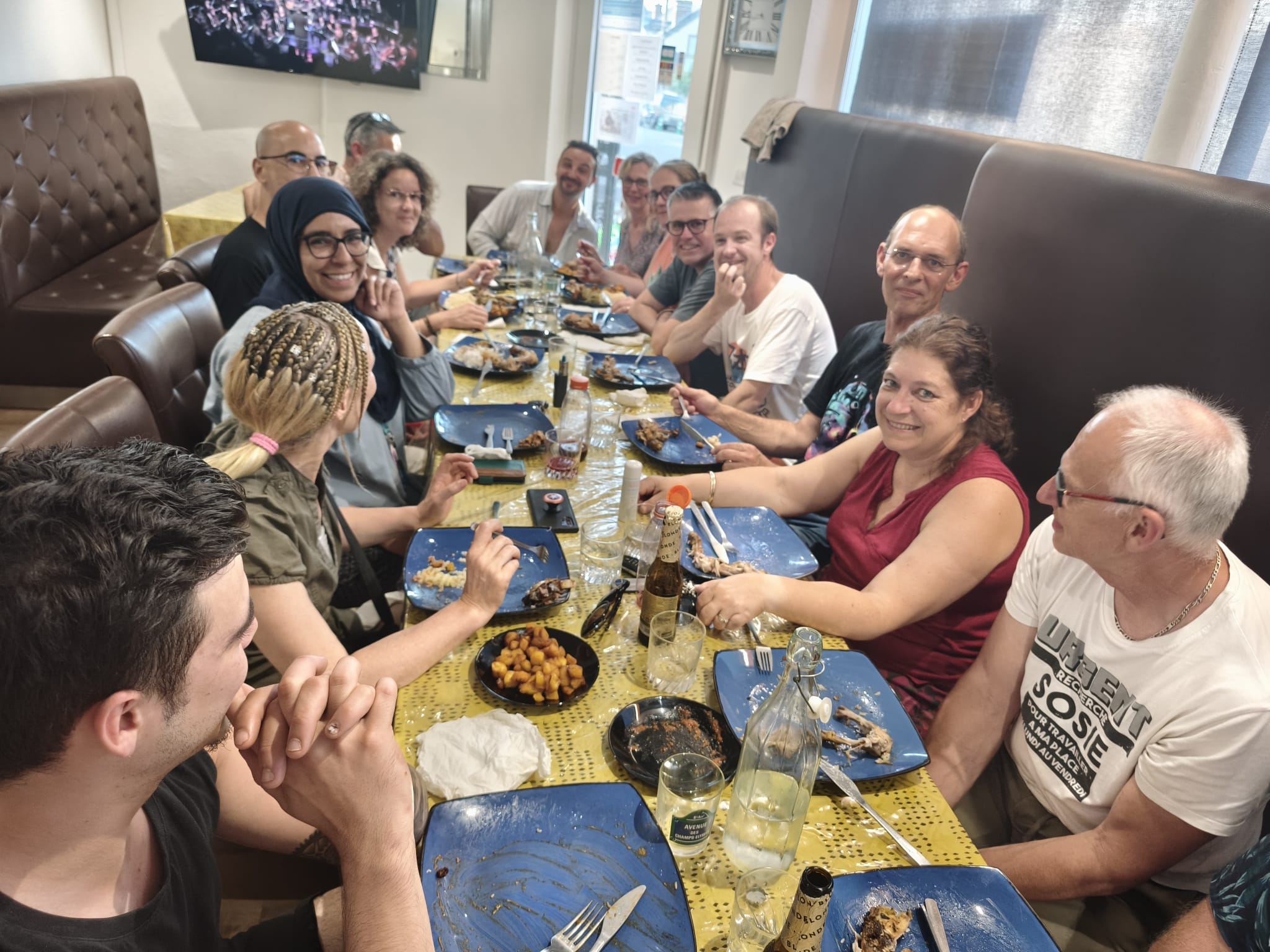 clients heureux à table